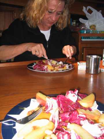 Köstlicher Salat mit heißen Äpfel in Honig und Himbeeressig